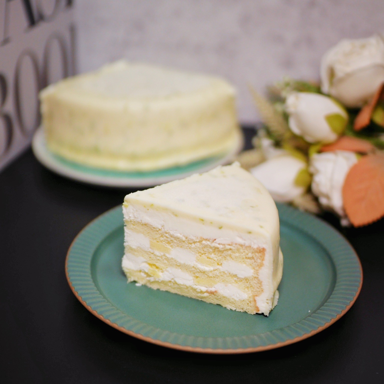 白巧乳酪檸檬蛋糕|白巧甜香 × 檸檬清爽 四月南風白巧乳酪檸檬蛋糕,結合白巧克力甜香與檸檬清新的法式蛋糕