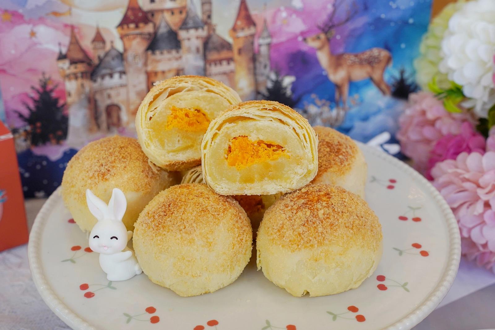 四月南風星光寶盒奶黃雪月沙，奶香酥皮包裹豆蓉與鹹蛋黃，入口即化