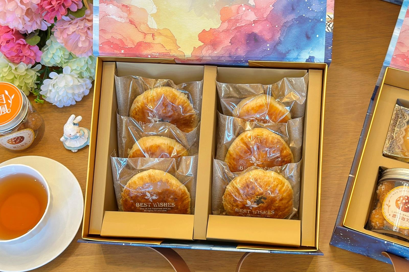 四月南風星光寶盒黑糖咖啡甜酥餅，黑糖甜香與咖啡內餡，層層酥脆