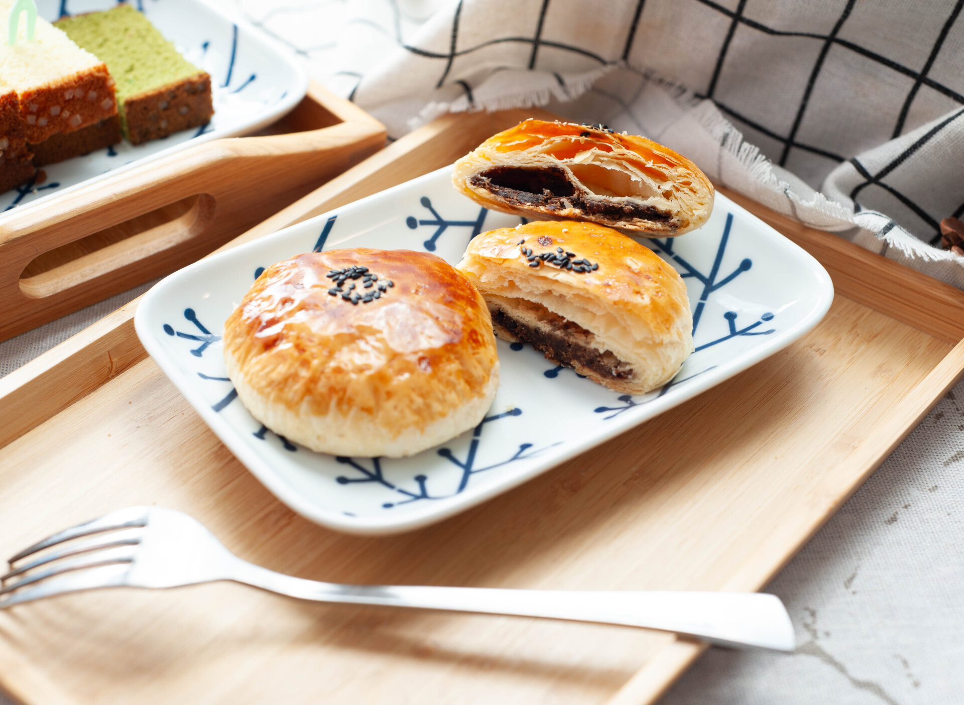 黑糖咖啡甜酥餅，黑糖清甜融合淡雅咖啡，層層酥脆餅皮，入口香濃不膩