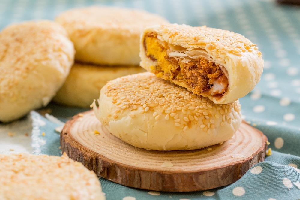 四月南風芝麻燒餅，白芝麻香氣結合紅豆、麻糬、蛋黃與肉鬆的鹹甜酥點