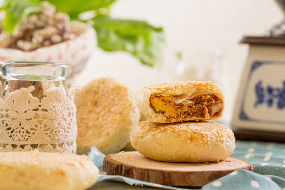 四月南風芝麻燒餅，白芝麻香氣結合紅豆、麻糬、蛋黃與肉鬆的鹹甜酥點