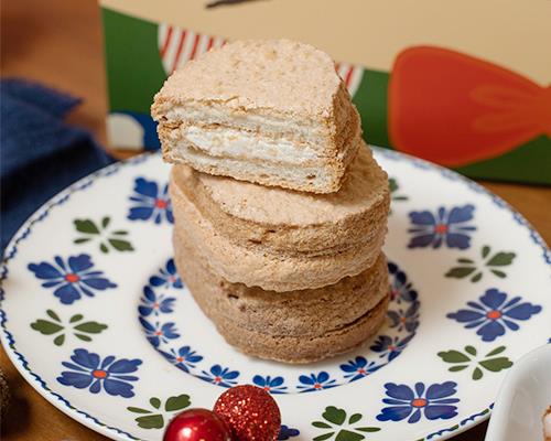 四月南風香檸達克瓦茲，檸檬白巧克力夾餡搭配酥脆餅皮的法式甜點