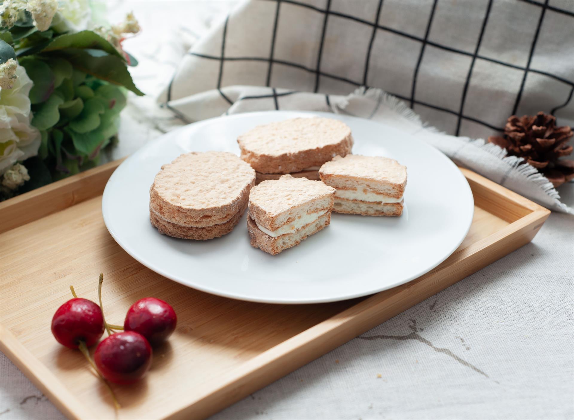 四月南風香檸達克瓦茲，檸檬白巧克力夾餡搭配酥脆餅皮的法式甜點