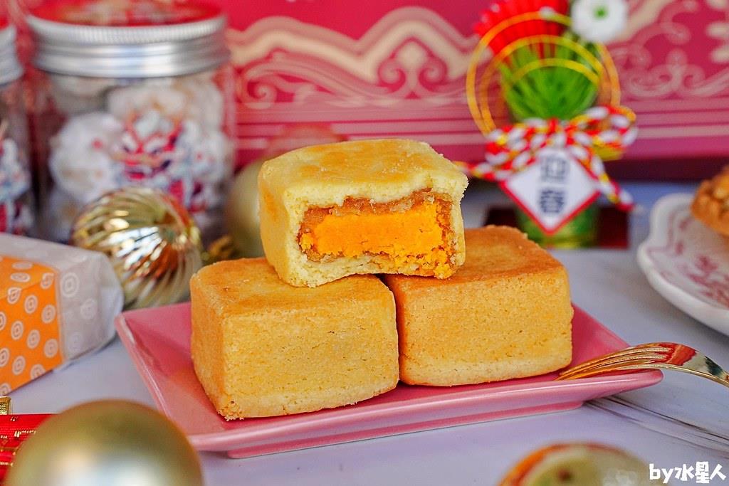 金磚鳳黃酥禮盒，鹹蛋黃與鳳梨纖維果肉交織，金黃酥皮鹹甜交融