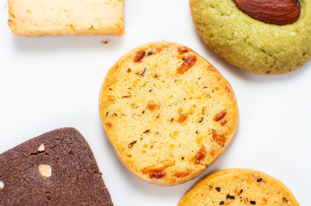 四月南風夏威夷披薩手工餅乾罐，鹹香披薩風味結合堅果顆粒的酥脆點心