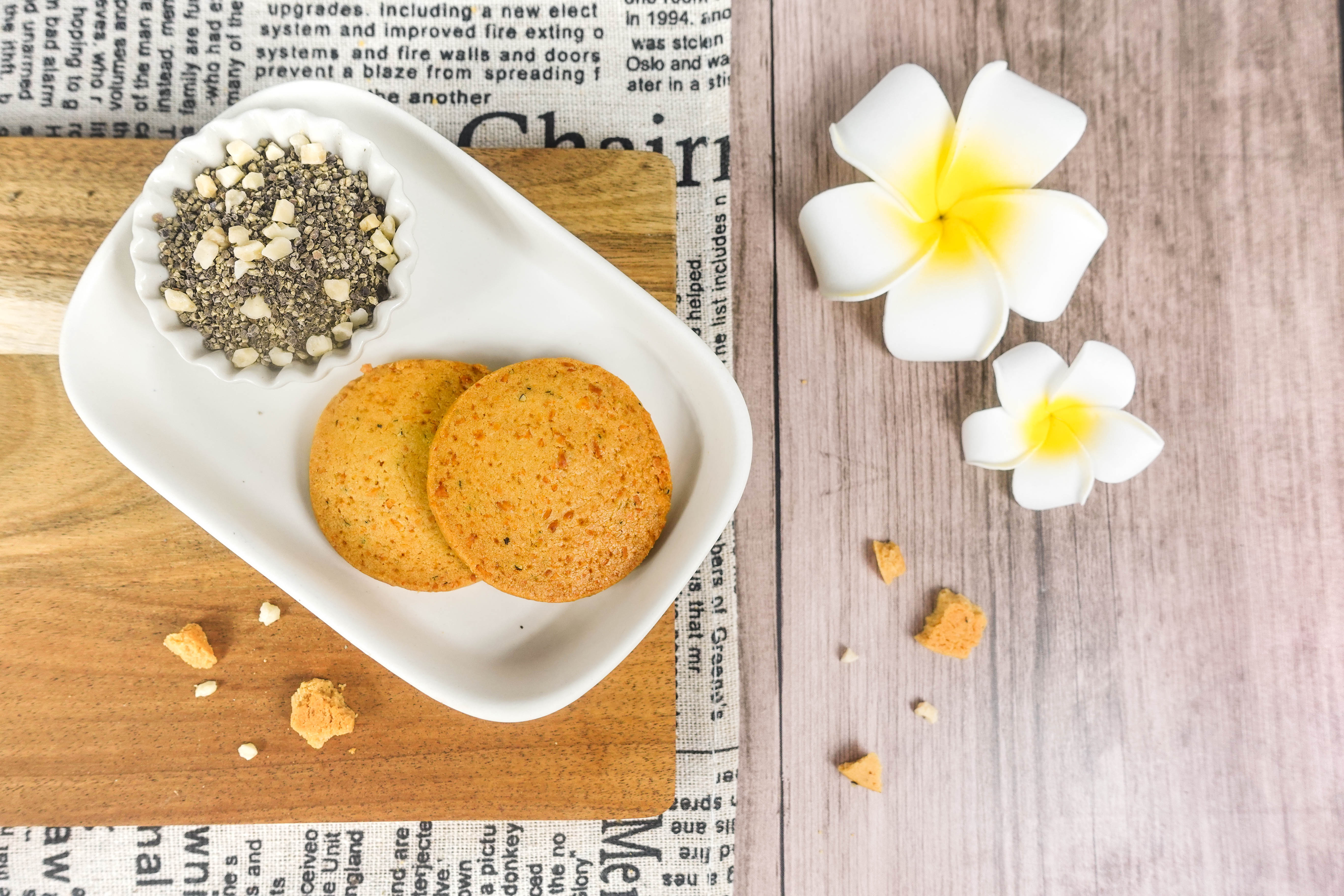 四月南風夏威夷披薩手工餅乾罐，鹹香披薩風味結合堅果顆粒的酥脆點心