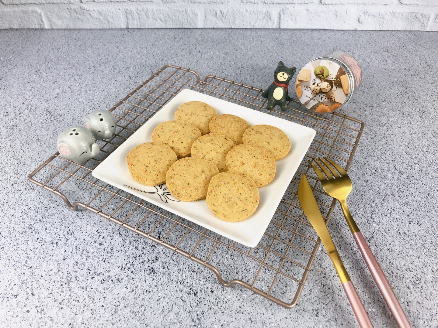 四月南風夏威夷披薩手工餅乾罐，鹹香披薩風味結合堅果顆粒的酥脆點心